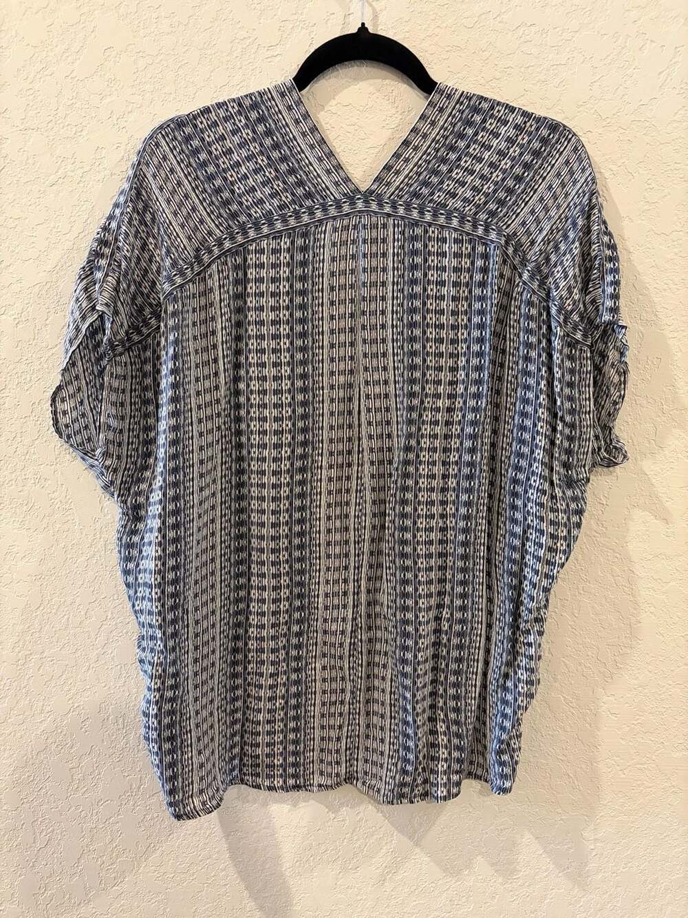 Vince Printed Dolman V-Neck Blouse 100% silk - Picture 4 of 6